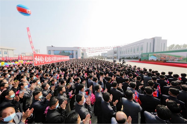 북한 김정은 국무위원장이 노동절(5·1절)이었던 지난 1일 순천인비료공장 준공식에 참석했다고 노동당 기관지 노동신문이 보도했다. 마스크를 쓴 참석자들이 김 위원장 쪽으로 박수를 보내고 있다.