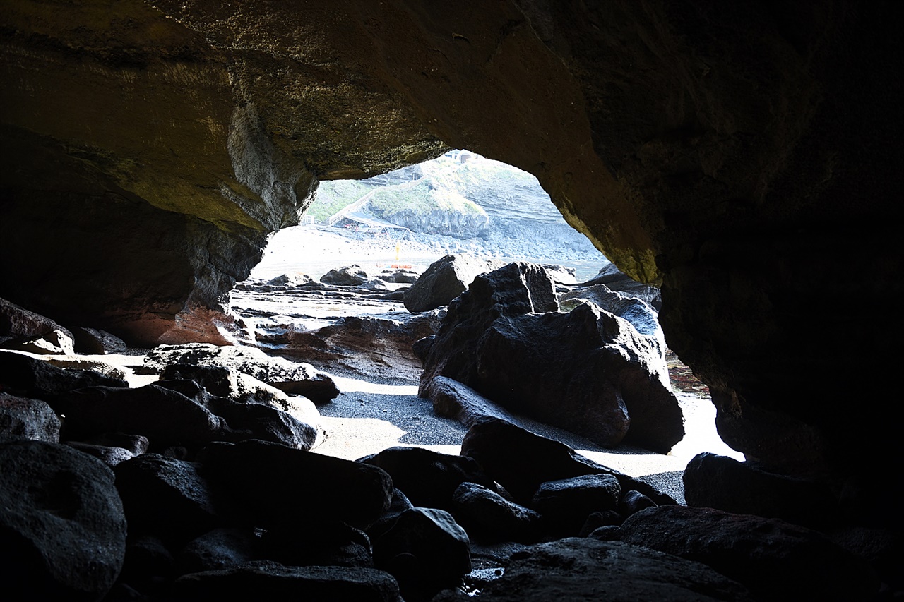 동안경굴 고래 콧구멍이라는 동안경굴은 검멀래 해안 끝에 있다. 입구는 좁지만 안에 들어가면 꽤 넓다. 이런 천연 동굴은 해안을 따라 몇 개 더 있으며 모터보트로만 접근 가능한 동굴도 있다. 