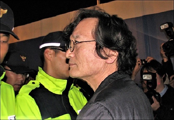  2011년 10월 영화인 희망버스에 참여한 정지영 감독이 가로막은 경찰과 대치하고 있다. 