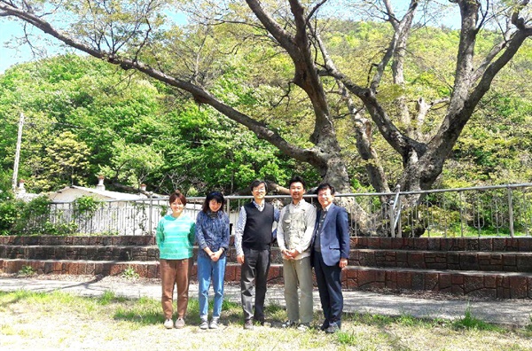 남해 팜프라 유지황 대표(오른쪽 두번째)가 곽노현 전 서울교육감(가운데), 여태전 남해상주중 교장(오른쪽)과 함께 하고 있다.