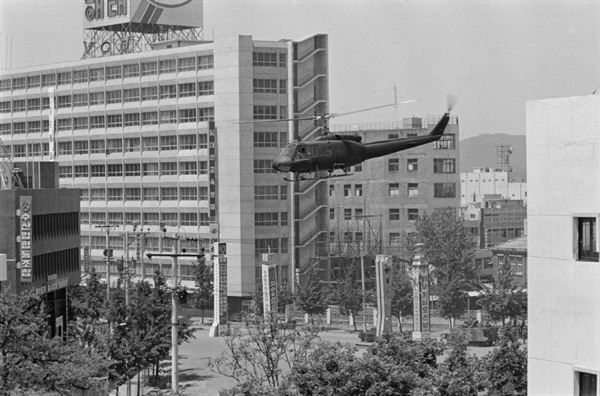 5.18민주화 운동 당시 계엄군의 헬기가 전일빌딩 앞에서 선회하는 모습. 현재 전일빌딩은 당시 헬기사격에서 발생한 탄흔으로 추정되는 자국들이 남아 기록물 형태로 보존하고 있다. 