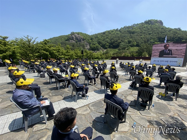  노무현 대통령 서거 11주기 공식 추도식이 23일 김해시 진영읍 봉하마을에서 엄수됐다. 코로나19로 노무현재단 등 주최 측은 참가자를 100여 명으로 제한했고, 의자도 넓게 배치했다.