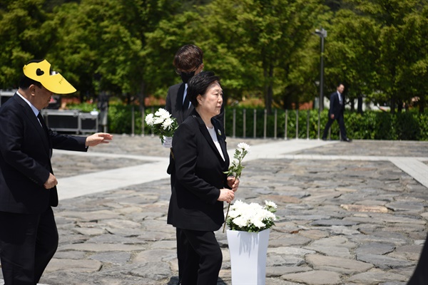  노무현 전 대통령 서거 11주기 추도식이 엄수된 가운데, 한명숙 전 국무총리가 노 전 대통령의 묘역에 헌화하고 있다.