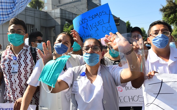 2020년 4월 13일 멕시코 공공지역 병원 보건요원들이 코로나19 보호장비 부족과 멕시코시티 센터 직원 사망과 감염에 항의하고 있다. 