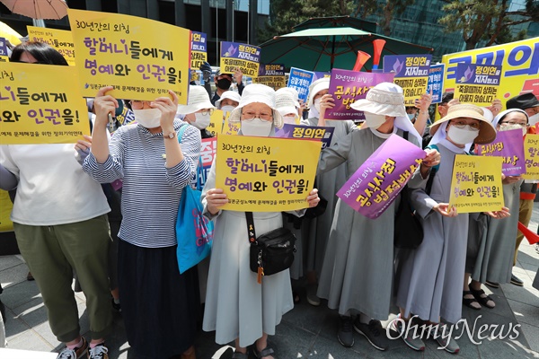  3일 오후 서울 종로구 일본대사관앞에서 '제1442차 일본군성노예 문제해결을 위한 수요시위'가 정의기억연대 주최로 열렸다.