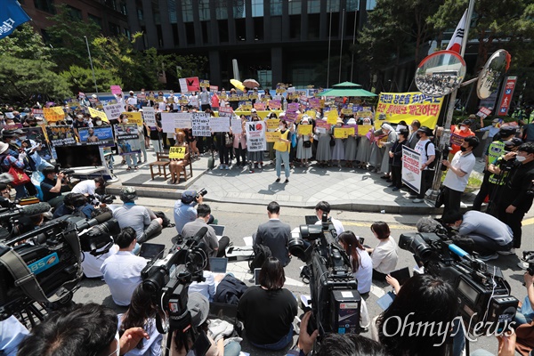  3일 오후 서울 종로구 일본대사관앞에서 '제1442차 일본군성노예 문제해결을 위한 수요시위'가 정의기억연대 주최로 열렸다.