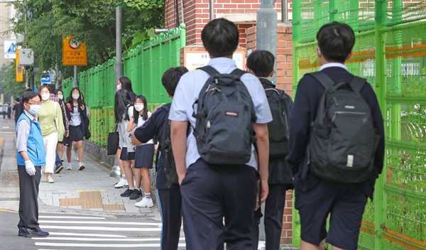 고등학교 1학년·중학교 2학년·초등학교 3∼4학년을 대상으로 한 3차 등교개학일인 3일 오전 서울의 한 중학교 학생들이 등교하고 있다.