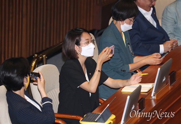 2020년 6월 5일, 이 날은 정의당 장혜영 의원이 국회 본 회의에 처음 참석한 날이었다. 장 의원이 본회의 장면을 촬영하고 있다. 그때만 해도 국회라는 공간은 장 의원에게 낯선 공간이었을 것이다. 옆자리에서 촬영하고 있는 동료 의원 모습도 눈에 띈다.