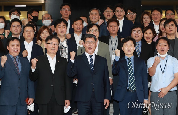  김연철 통일부장관이 19일 오후 정부서울청사에서 이임식을 마친 뒤 직원들과 함께 '통일부 화이팅'을 외치고 있다.