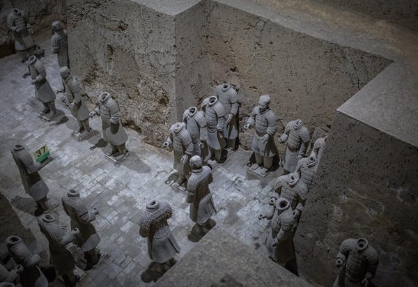 중국 진시황릉의 병마용 즉, 병사·말 형상의 부장품. 여기에서 용俑은 장례에 부장품으로 쓴 사람의 형상을 가리키는데, 사람 순장을 대체한 것이다.
