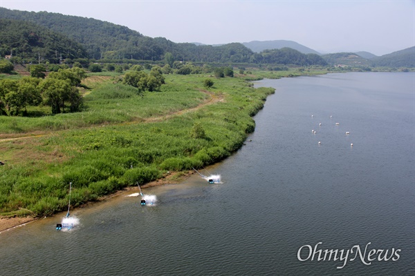  6월 28일 합천창녕보 상류 우곡교 낙동강 좌안에 녹조 억제시설인 폭기장치가 가동되고 있다.