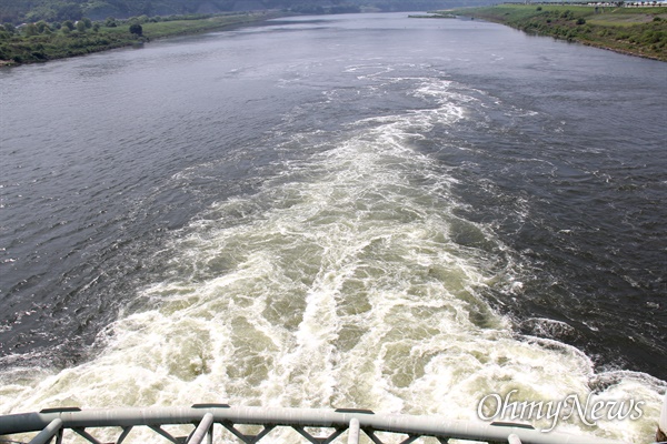  6월 28일 낙동강 합천창녕보의 한 개 수문으로 녹색을 띤 물이 흘러 내리고 있다.