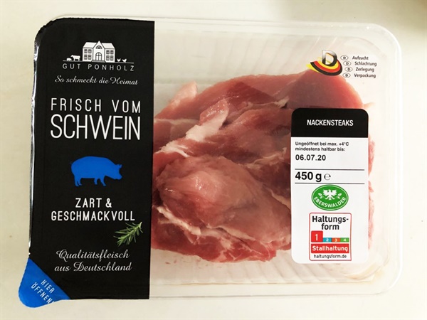  독일 슈퍼에서 구입한 돼지고기. 목살 450g에 2.63유로, 3500원이다. 동물복지 등급 빨간딱지 1이 붙어있다. 가장 좁은 곳에서 사육된 돼지고기라는 뜻이다.