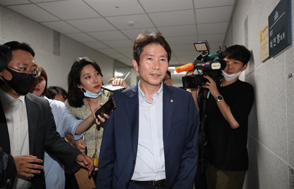  통일부 장관에 내정된 더불어민주당 이인영 의원이 3일 오후 서울 여의도 국회의원회관 의원실로 들어서며 취재진의 질문을 받고 있다.