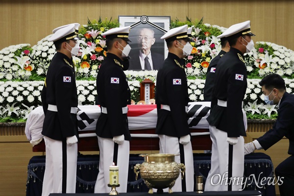  15일 오전 서울 송파구 서울아산병원 장례식장에서 고 백선엽 장군의 영결식이 진행되고 있다.
