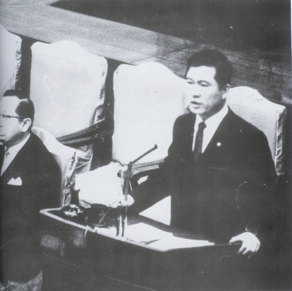  국회의사당에서 발언하는 김대중 의원