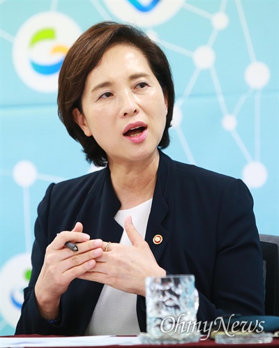 유은혜 부총리 겸 교육부장관.