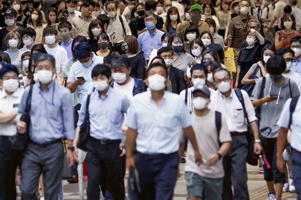 지난 29일 오후 일본 오사카부(大阪府) 오사카시 도심에서 마스크를 쓴 사람들이 이동하고 있다. 