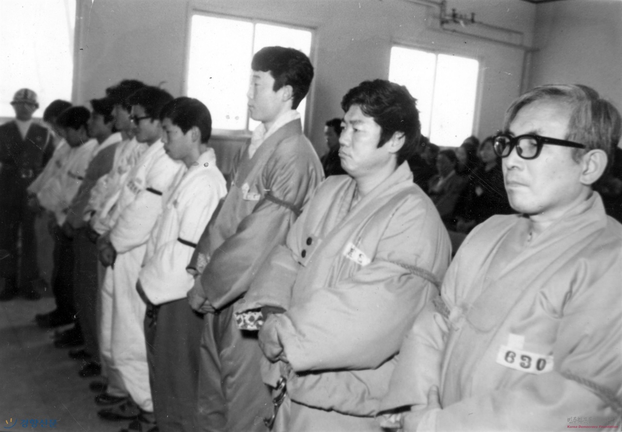  1974년 3월 2일, 긴급조치 1호로 구속되어 법정에 선 장준하 (맨 오른쪽)