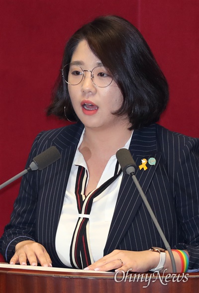 토론 나선 용혜인 의원 용혜인 기본소득당 의원이 4일 오후 국회 본회의에서 토론에 나서고 있다. 