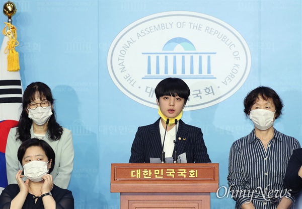 류호정 정의당 의원(비례대표)이 12일 오후 서울 여의도 국회 소통관에서 '비동의 강간죄' 도입을 골자로 하는 형법 개정안 대표발의 기자회견을 하고 있다. 