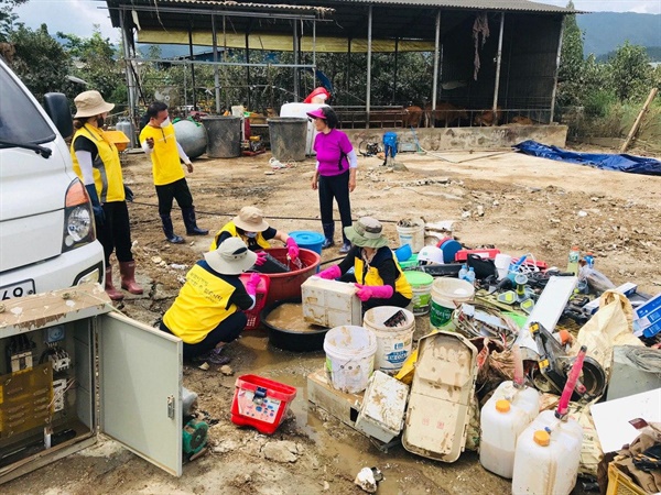 4.16연대 유가족분들이 폭우 피해를 입은 전남 구례군을 찾아 수해복구 중이다.