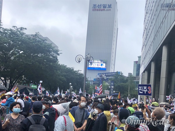  15일 보수 성향 단체 '일파만파'가 서울 광화문 동아면세점 앞에서 주최한 집회에 참가자들이 몰려들고 있다.