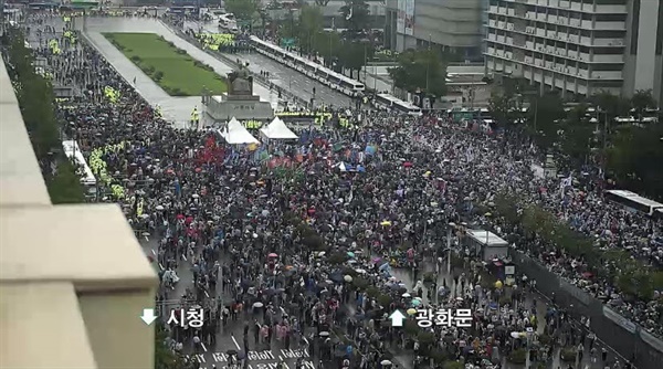  지난 15일 오후 서울 광화문광장 일대에서 일부 보수단체들이 문재인 정권 부정부패, 추미애 직권남용, 민주당 지자체장 성추행 규탄 집회를 개최하며, 세종대로를 점거했다.