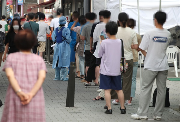 21일 오전 서울 성북구보건소에 마련된 신종 코로나바이러스 감염증(코로나19) 선별진료소를 찾은 시민들이 검사받기 위해 줄을 서고 있다.