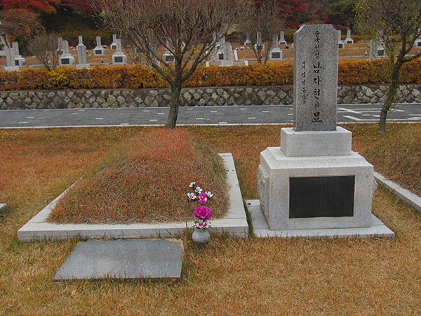 서울 현충원의 남자현 묘소(가묘)