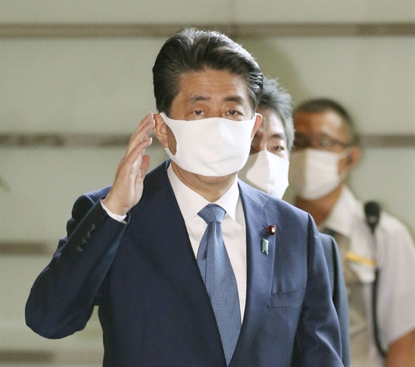 아베 신조(安倍晋三) 일본 총리가 28일 오전 마스크를 착용하고 일본 총리관저에 들어가고 있다. 