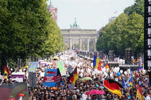 2020년 8월 29일(현지시간) 독일 수도 베를린의 브란덴부르크문 앞에서 코로나19 관련 통제에 반대하는 시위대가 행진하고 있다. 
