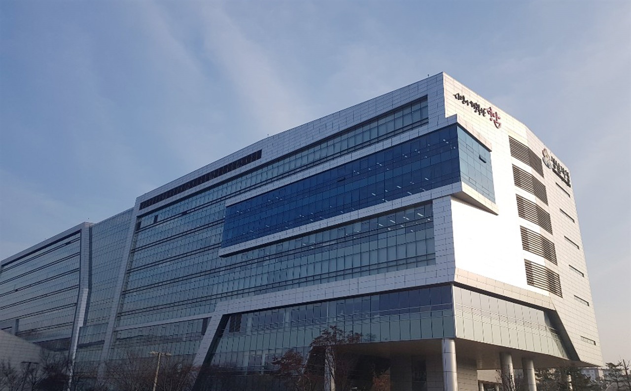     ？ Seongnam City, Gyeonggi Province, is expanding the number of free flu vaccines to prevent Corona 19 cross infection on day 8 and enter vaccination.