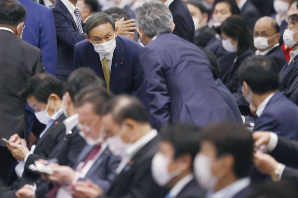  스가 요시히데(菅義偉) 일본 관방장관이 14일 오후 2시부터 도쿄도(東京都) 미나토(港)구의 한 호텔에서 진행된 자민당 총재 선거 투개표에 참석하고 있다. 스가 장관은 이날 총재로 선출됐다. 
