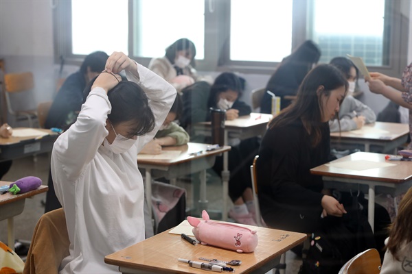  16일 오전 광주 북구 서강고등학교 3학년 교실에서 학생들이 2021학년도 대학수학능력시험 모의평가를 치르고 있다. 2020.9.16