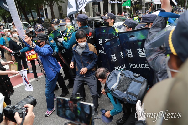 종로1가에서 4.15부정선거 규탄 차량시위를 통제하는 경찰에 맞서 보수단체 회원들이 몸싸움을 벌이고 있다.