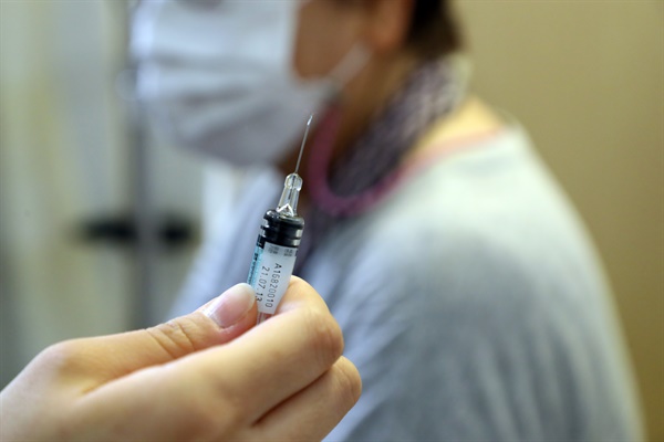 독감 예방주사 맞는 시민 9월 28일 서울 동대문구 한 병원에서 시민이 독감 예방접종을 받고 있다.