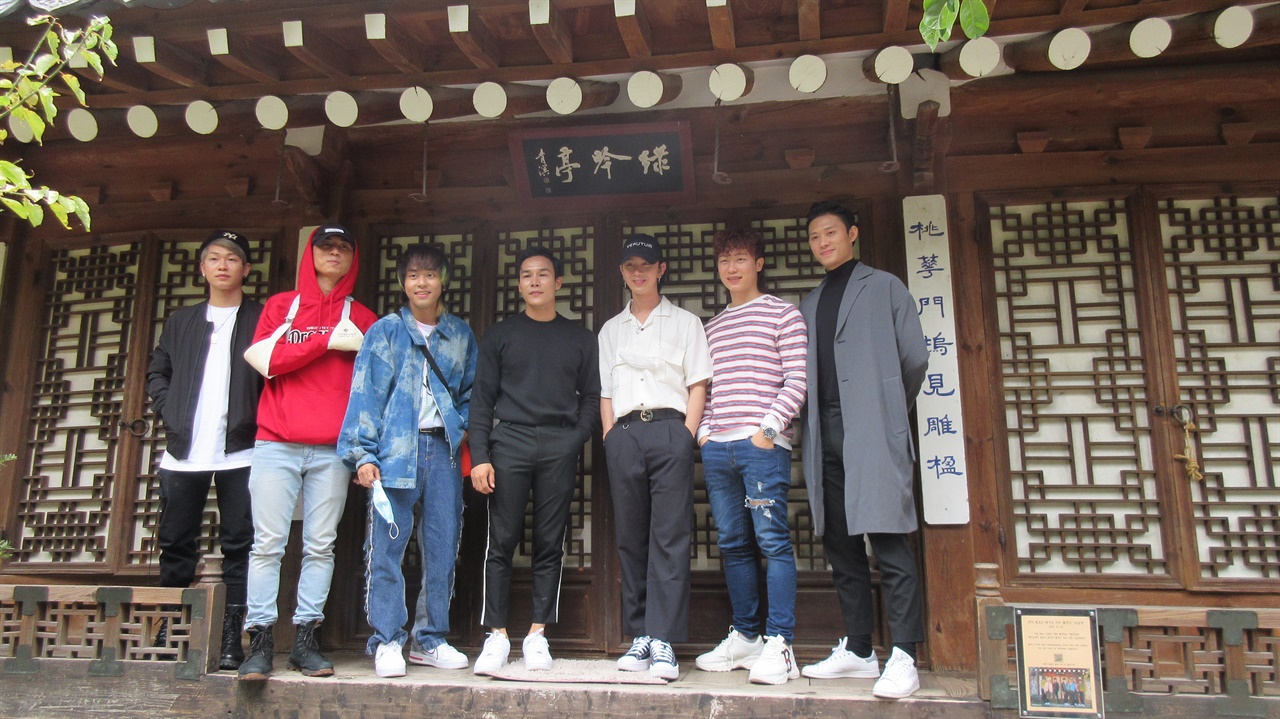  2018년 방탄소년단(BTS)의 빌보드 매거진 커버 배경이었던 서울 충무로역 소재 한국의집을 방문한 미얀마의 7인조 보이그룹 '프로젝트 K'. 지난 3일 같은 장소에서 촬영한 모습