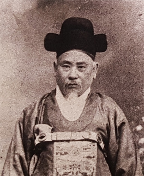 관복을 입은 박기종 부산의 선각자로 부산을 근대화하려고 하였으나. 그의 의도는 일본의 익으로 변화되었다. 