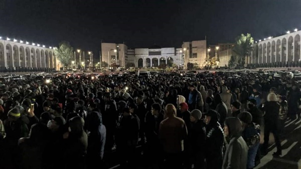 키르기즈 시위대와 야당연합 지지자들이 비쉬켁 알라토 광장에 모여 중앙선관위의 의회 선거결과발표에 항의하는 집회를 갖고 있다