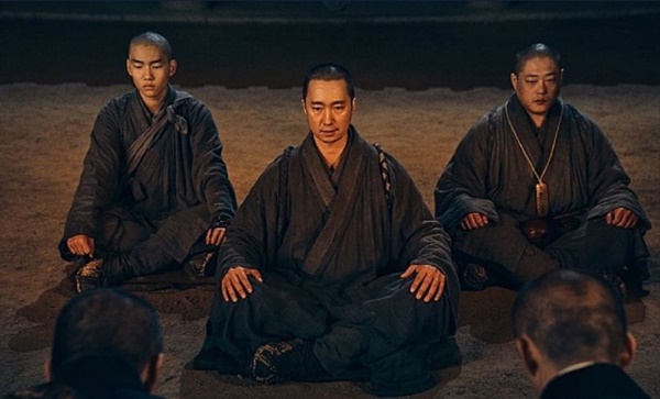  세종 때 일본에서 온 승려 일행이 대장경 원판을 줄 때까지 일본으로 돌아가지 않겠다며 궁궐에서 시위를 벌이자 해인사 신미 스님이 이들을 꾸짖고 있다. 2019년 7월 개봉된 영화 ‘나랏말싸미’ 중 한 장면  
