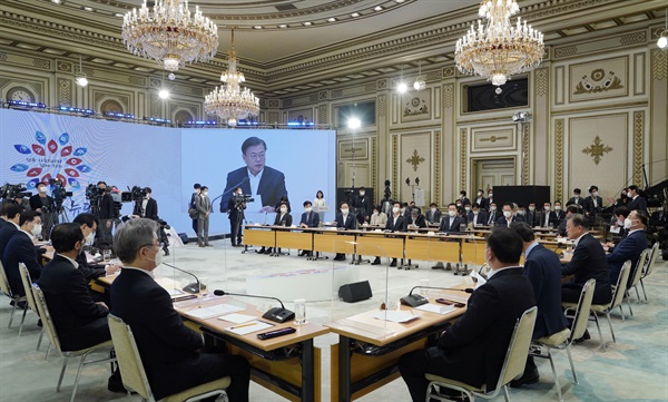  문재인 대통령이 13일 오전 청와대에서 열린 제2차 한국판 뉴딜 전략회의를 주재하고 있다. 
