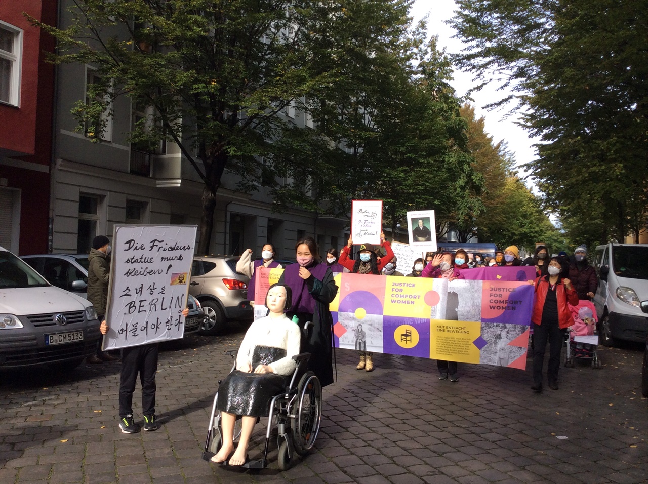  13일 독일 베를린에서 열린 평화의 소녀상 철거명령 항의 집회. 참가자들은 베를린 평화의 소녀상에서 미테구청까지 행진했다. 현지 언론에 따르면, 이 집회엔 300여 명이 참가했다. 