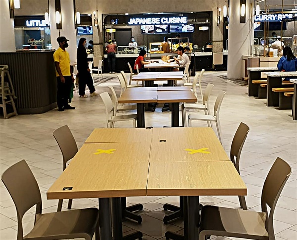  식당의 자리배치 식당에서는 한 테이블에 2명만 앉도록 조치했다.