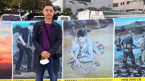  여수사건에 관한 그림을 그리는 박금만화가와 그의 걸개 그림이 이순신 광장에 전시되고 있다. 그는 여순사건 희생자 유족이기도 하다 