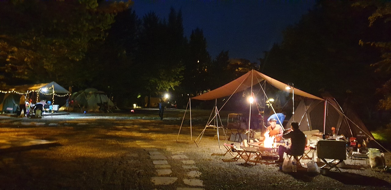 캠프파이어 캠핑의 하일라이트는 밤에 펴놓은 장작 불이죠
