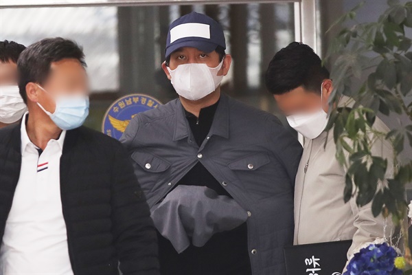 2020년 4월 26일 구속 전 피의자 심문(영장실질심사)을 받기 위해 경기도 수원남부경찰서 유치장에서 나오는 김봉현 전 회장의 모습. 