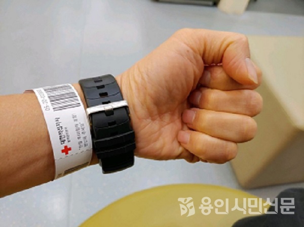  헌혈 인증 팔찌를 차고 있는 이재철 교사