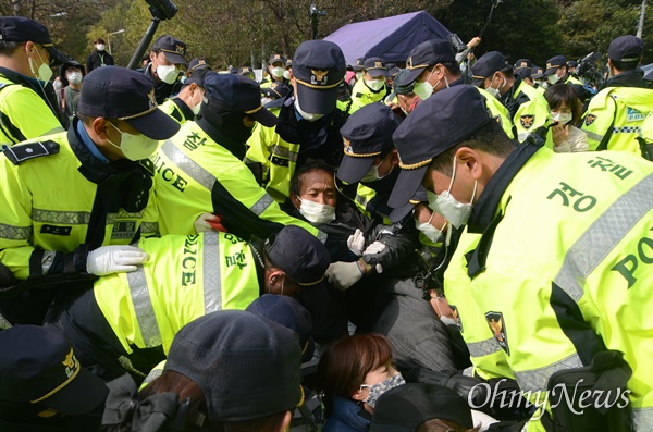  22일 사드 기지가 있는 경북 성주군 초전면 소성리 진밭교 앞에서 주민들이 공사 차량을 막고 농성을 벌이자 경찰이 주민들을 끌어내고 있다.