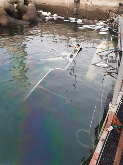  부산 가덕도 대항항에서 선박 두 척이 충돌해 한 척이 침수되었고, 일부 기름 유출이 발생했다. 